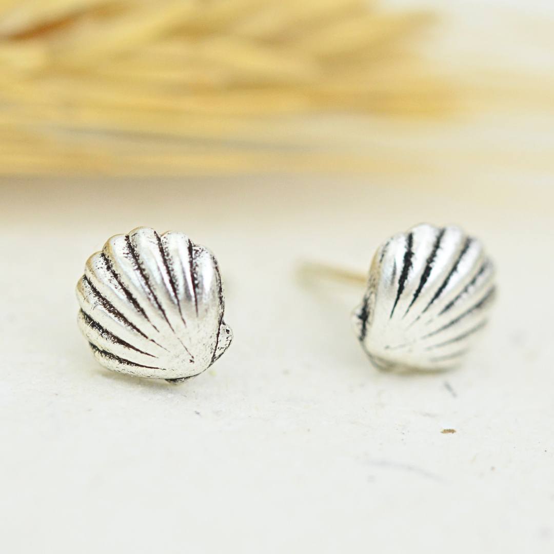 Earrings - Clam Kiss Studs